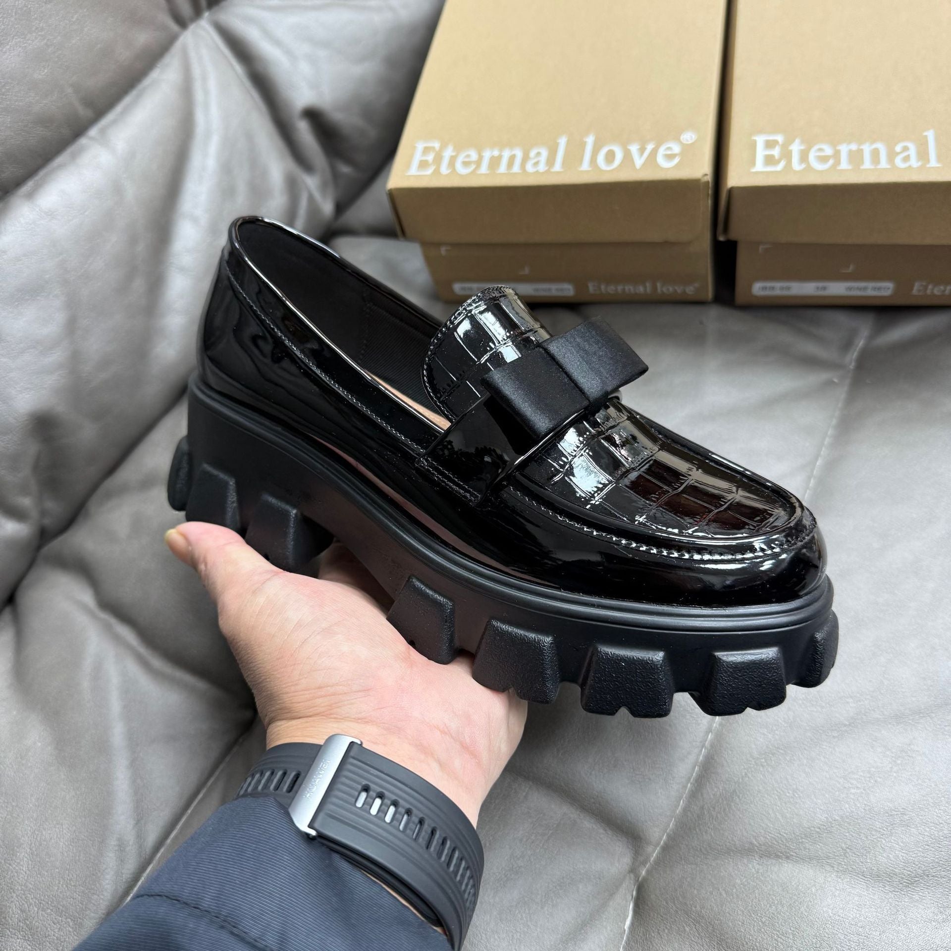 Platform leather shoes with hidden heel lift