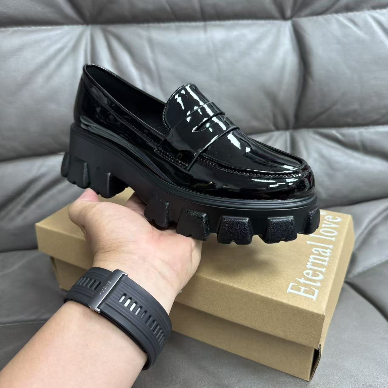 Platform leather shoes with hidden heel lift