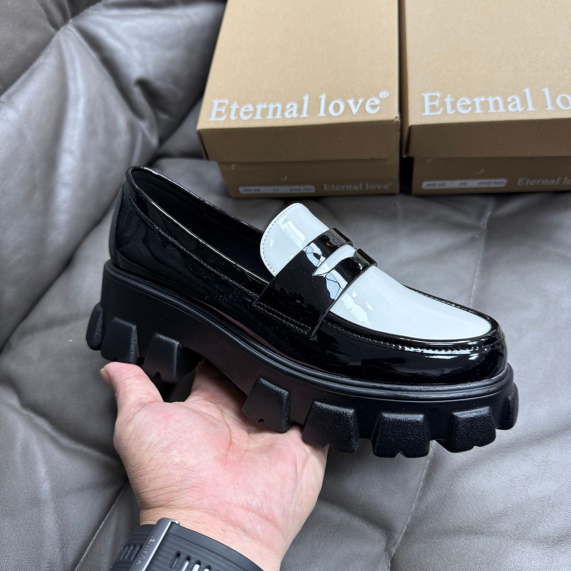 Platform leather shoes with hidden heel lift